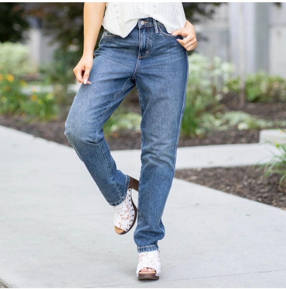 Judy Blue Classic Straight Leg Jeans in Medium Blue